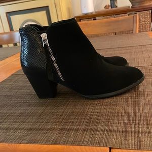VIONIC Upright Anne Black Snake Booties 8.5